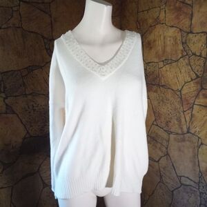Chic Laura V-Neck Sweater in Cream